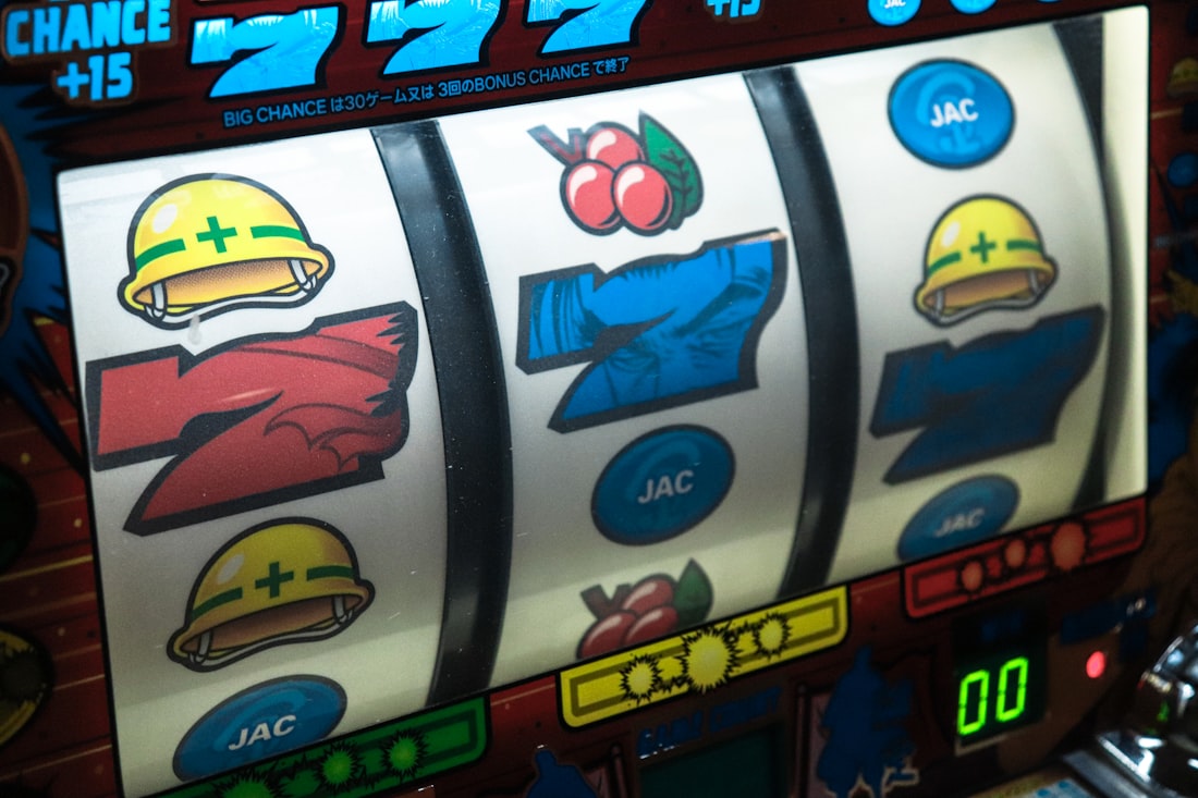 Mesin slot bertema 777 dengan lampu kasino
