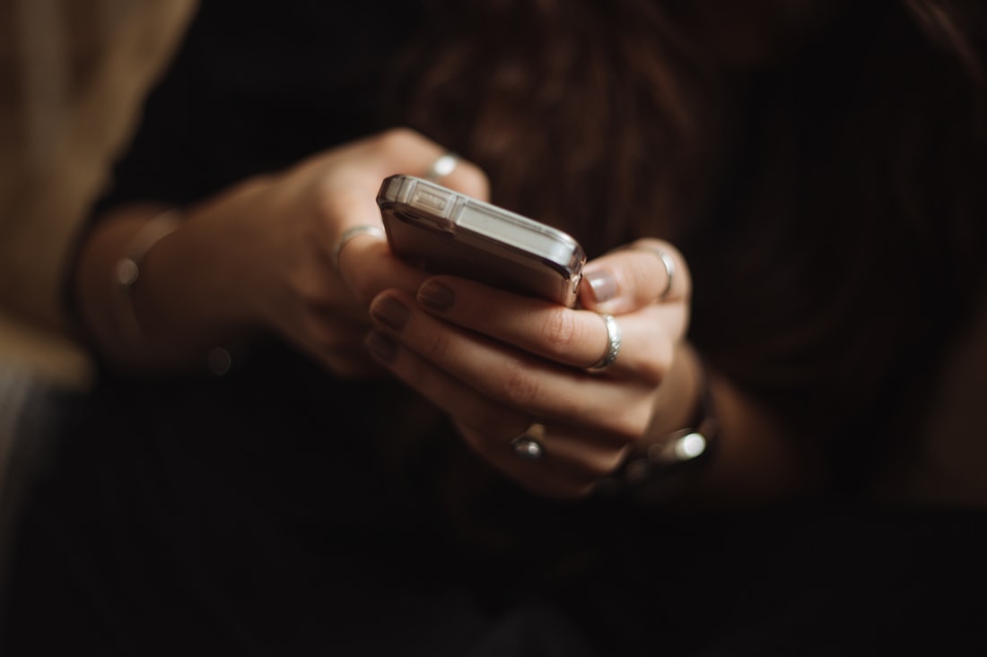 Seseorang menggunakan ponsel untuk transaksi perbankan digital