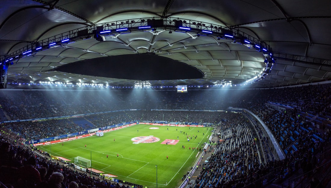 Stadion olahraga besar dipandang dari tribun